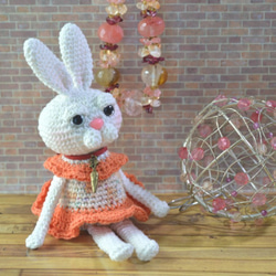 C6あみぐるみ☆ウサギのLandy-白-フレアドレス橙 1枚目の画像