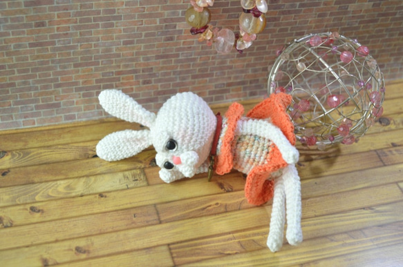 C6あみぐるみ☆ウサギのLandy-白-フレアドレス橙 3枚目の画像