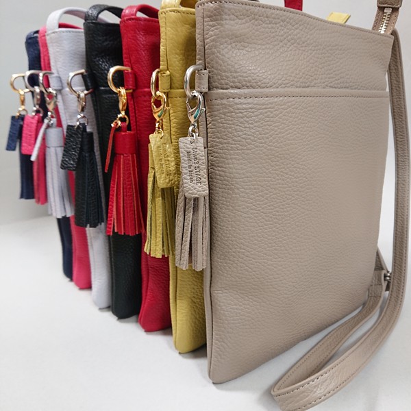 イタリアンレザータッセル付サコッシュ　ポシェット　ショルダーバッグ