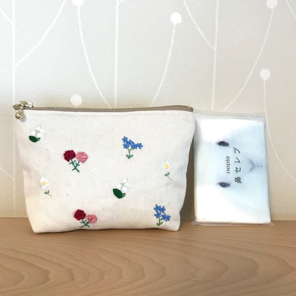 ※受注製作※　手刺繍　ファスナーポーチ　小花　春 2枚目の画像