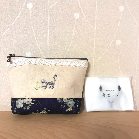 手刺繍　ファスナーポーチ　子猫(アメリカンショートヘアー) 2枚目の画像