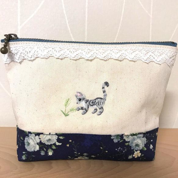 手刺繍　ファスナーポーチ　子猫(アメリカンショートヘアー) 3枚目の画像