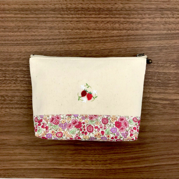 手刺繍　ファスナーポーチ　かわいい動物 2枚目の画像