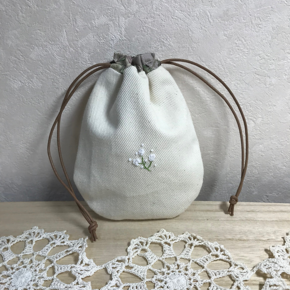 手刺繍　巾着ポーチ　コスモスとかすみ草 3枚目の画像