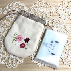 手刺繍　巾着ポーチ　コスモスとかすみ草 5枚目の画像