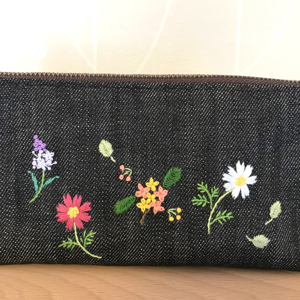 花刺繍のペンケース　岡山デニム　秋の花 2枚目の画像