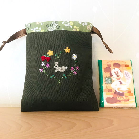 ※受注製作※　小さな動物刺繍　リボン巾着　苺とお花シリーズ　〈うさぎ〉 4枚目の画像