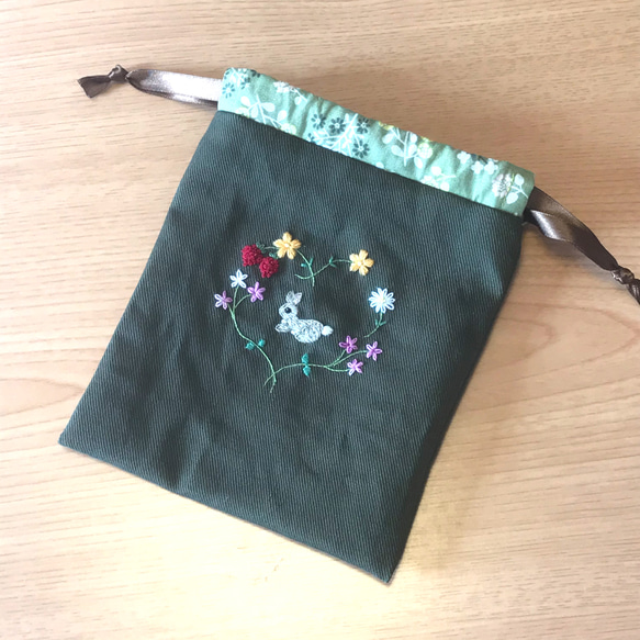 ※受注製作※　小さな動物刺繍　リボン巾着　苺とお花シリーズ　〈うさぎ〉 5枚目の画像