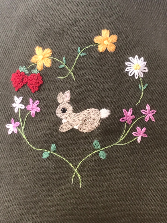 ※受注製作※　小さな動物刺繍　リボン巾着　苺とお花シリーズ　〈うさぎ〉 6枚目の画像