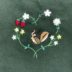 ※受注製作※　小さな動物刺繍　リボン巾着　苺とお花シリーズ　〈リス〉 6枚目の画像