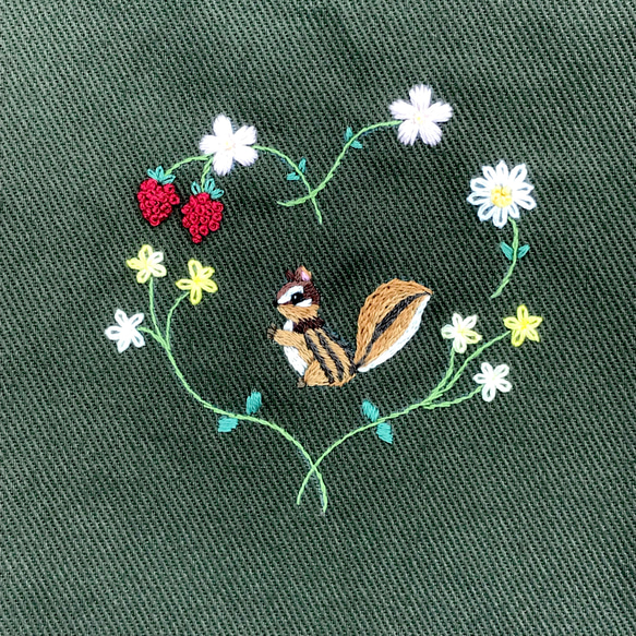 ※受注製作※　小さな動物刺繍　リボン巾着　苺とお花シリーズ　〈リス〉 6枚目の画像