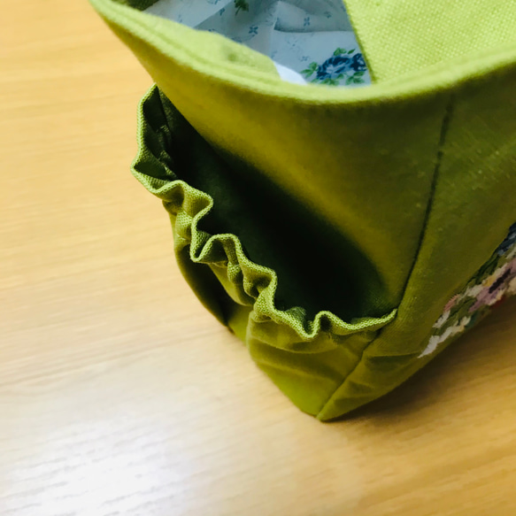 《R様専用》マチ付きファスナーバッグ　サイドポケット付き　花刺繍　リース(リーフグリーン) 5枚目の画像