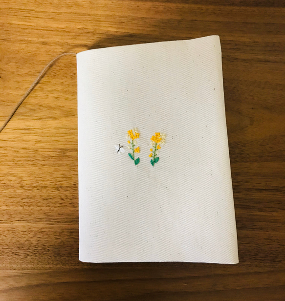 リボン刺繍ブックカバー　柴子犬と和の花 4枚目の画像