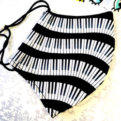 【送料無料】メンズサイズ！ピアノ柄マスク☆ゴム調整可☆ 丸ゴム白　白黒　モノクロ　クール　音楽　鍵盤　男性　メンズマスク 2枚目の画像