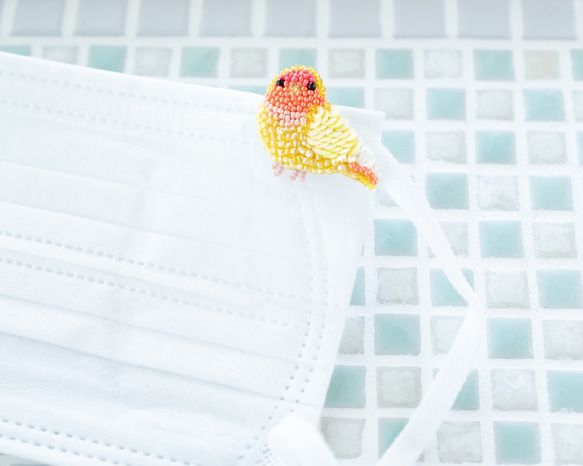 コザクラインコ／ルチノー（下手向き）のマスクチャーム【オートクチュール刺繍／リュネビル刺繍】 5枚目の画像