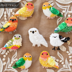 コザクラインコ／ルチノー（下手向き）のマスクチャーム【オートクチュール刺繍／リュネビル刺繍】 7枚目の画像