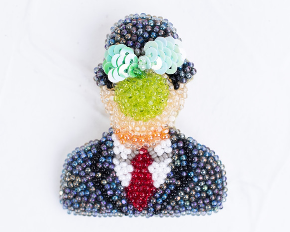 マグリット/「人の子」のブローチ【オートクチュール刺繍／リュネビル刺繍】 2枚目の画像