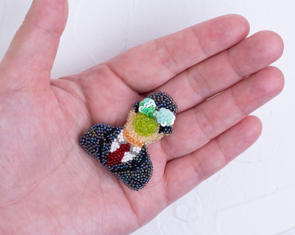 マグリット/「人の子」のブローチ【オートクチュール刺繍／リュネビル刺繍】 3枚目の画像