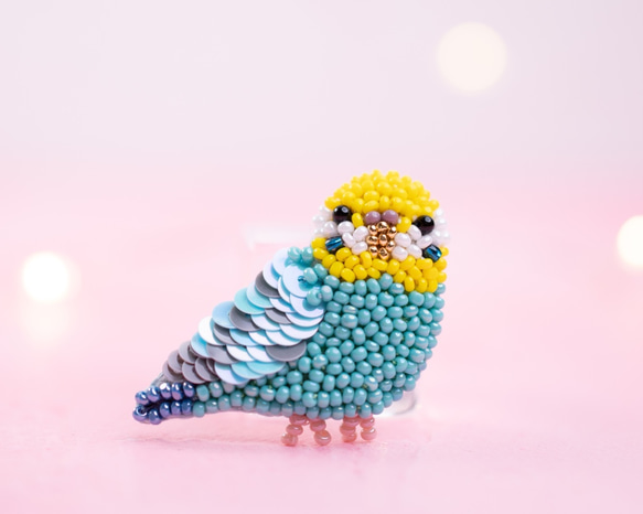 セキセイインコ（ブルー）のマスクチャーム（上手向き）【オートクチュール刺繍／リュネビル刺繍】 1枚目の画像