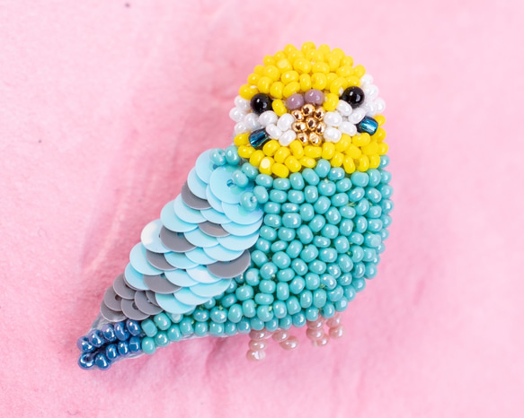 セキセイインコ（ブルー）のマスクチャーム（上手向き）【オートクチュール刺繍／リュネビル刺繍】 2枚目の画像