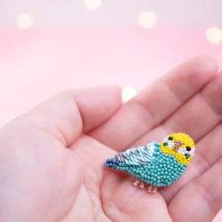 セキセイインコ（ブルー）のマスクチャーム（上手向き）【オートクチュール刺繍／リュネビル刺繍】 3枚目の画像