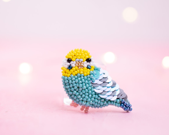 セキセイインコ（ブルー）のマスクチャーム（下手向き）【オートクチュール刺繍／リュネビル刺繍】 1枚目の画像