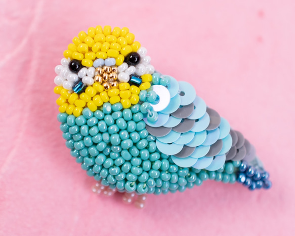 セキセイインコ（ブルー）のマスクチャーム（下手向き）【オートクチュール刺繍／リュネビル刺繍】 2枚目の画像