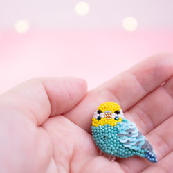 セキセイインコ（ブルー）のマスクチャーム（下手向き）【オートクチュール刺繍／リュネビル刺繍】 3枚目の画像