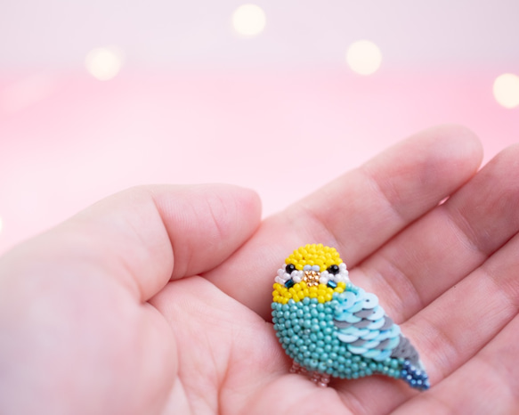 セキセイインコ（ブルー）のマスクチャーム（下手向き）【オートクチュール刺繍／リュネビル刺繍】 3枚目の画像