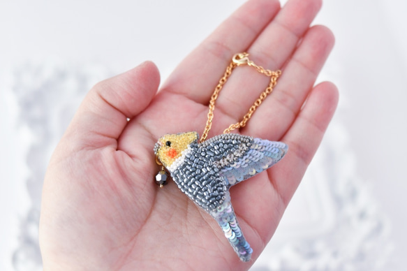 オカメインコ/ノーマルのブローチ＆バッグチャーム（Sサイズ）【オートクチュール刺繍／リュネビル刺繍】 3枚目の画像