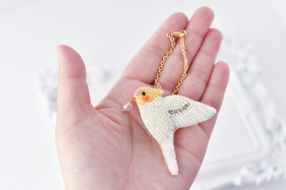 オカメインコ/ルチノーのブローチ＆バッグチャーム（Sサイズ）【オートクチュール刺繍／リュネビル刺繍】 3枚目の画像