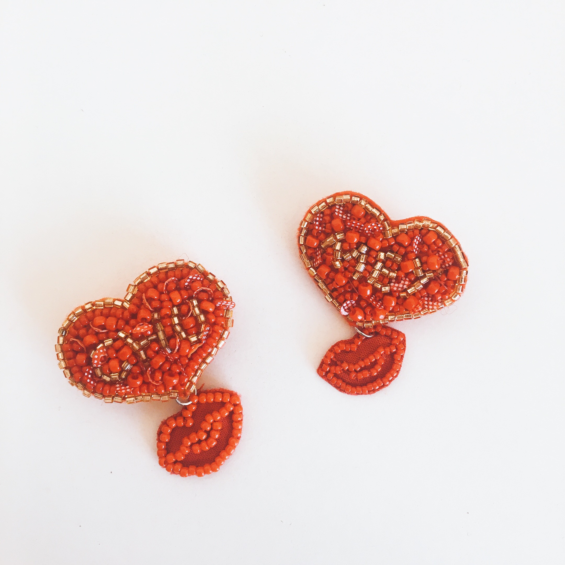 ゆれる唇がかわいい ぷっくりハートのビーズ刺繍ブローチ