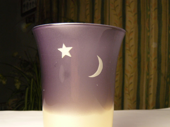 金星と三日月（ご希望の星座を追加できます。）の一口グラス　琥珀色×紫　（1個） 2枚目の画像