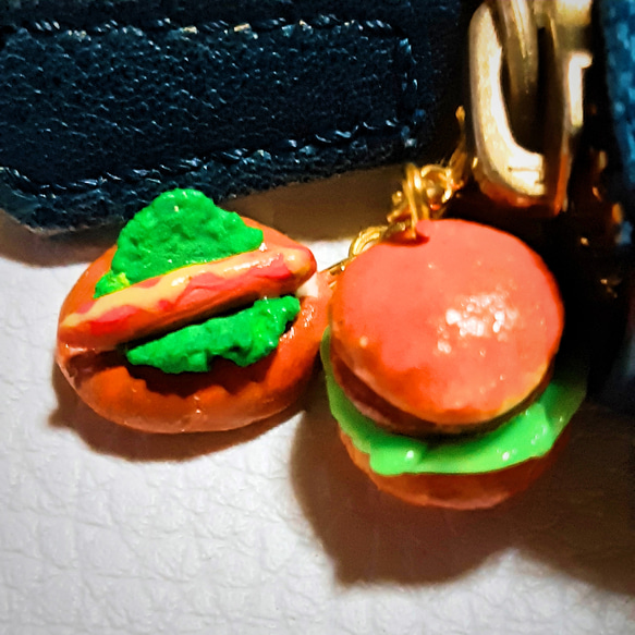フェイクフードなミニチュアパンハンバーガーとホットドックチャーム 3枚目の画像