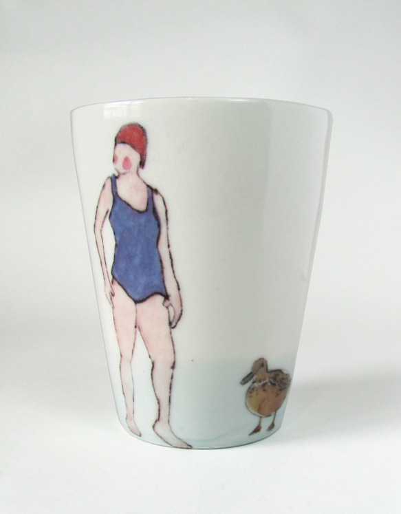 イギリス作家の手作りコップ  「スイマーと鴨」　（女性、赤ぼうし） 1枚目の画像