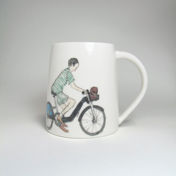 イギリス作家の手作りマグカップ「自転車と少年」 1枚目の画像