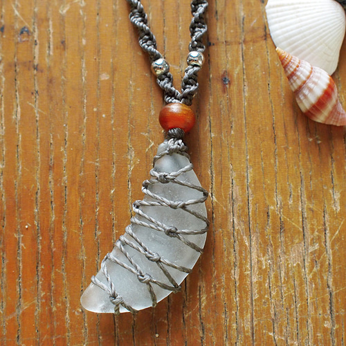 マクラメ編み　水晶　三日月型　ハンドメイド　ネックレス マクラメ編み 水晶 三日月型 ハンドメイド ネックレス