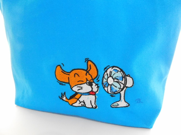 猛暑！「ビーグルと扇風機」の刺繍入りキャンバストートバッグ　Ｓサイズ 2枚目の画像