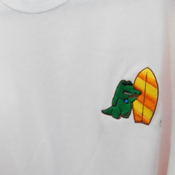 「ワニとサーフボード」の刺繍入り　オリジナルロングTシャツ　5.6オンス　男女兼用 3枚目の画像