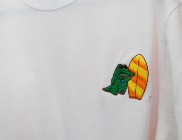 「ワニとサーフボード」－黄昏－の刺繍入り　オリジナルロングTシャツ 3枚目の画像
