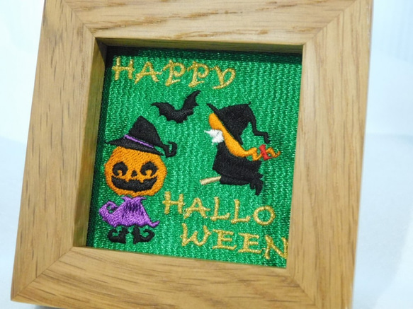 「ハロウィン」－魔女とカボチャ－の刺繍額 2枚目の画像