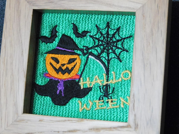 ハロウィン　－カボチャと蜘蛛の巣－の刺繍額 2枚目の画像