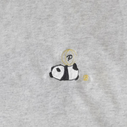 戯れるパンダの刺繍入りオリジナルTシャツ　6.2オンス　男女兼用 2枚目の画像