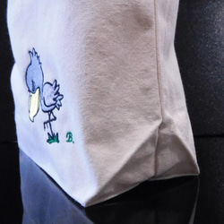 脚を上げるハシビロコウの刺繍入り　キャンバストートバッグSサイズ 3枚目の画像