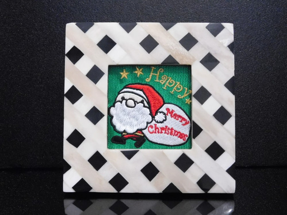 Happy Christmas　サンタクロースの刺繍　個性的な額入り 1枚目の画像
