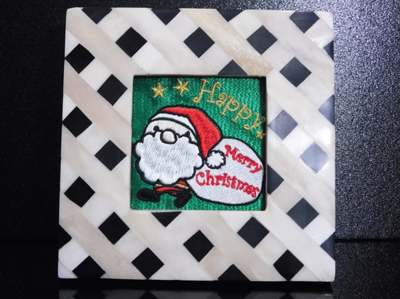 Happy Christmas　サンタクロースの刺繍　個性的な額入り 2枚目の画像