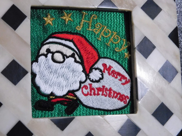 Happy Christmas　サンタクロースの刺繍　個性的な額入り 3枚目の画像