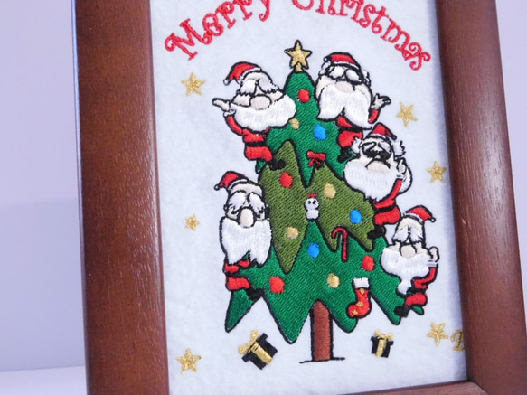 Merry Christmas ツリーとサンターズの刺繍　【額入り】 2枚目の画像