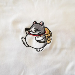 旅する猫の刺繍入りTシャツ　6.2オンス　男女兼用 3枚目の画像
