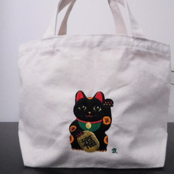 可愛い「黒い招き猫」の刺繡入りトートバッグ 1枚目の画像